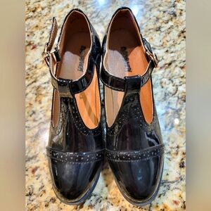 Like new Black Patent T Straps